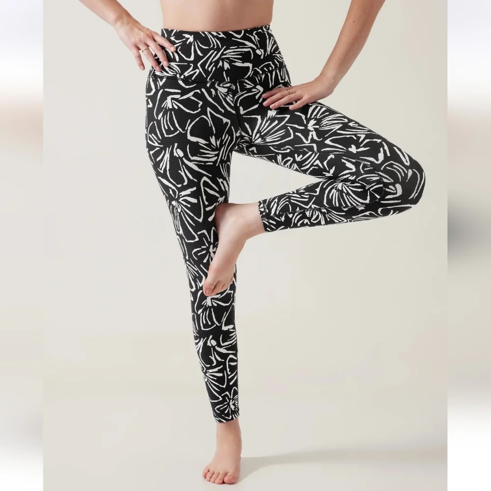 Athleta Elation Textured 7/8 Tight Floral Black White Womens S Preppy Goth Chic